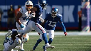 Chargers get pushed around by Giants